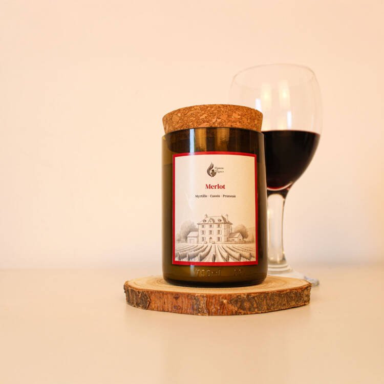 Bougie parfumée artisanale inspirée du vin Merlot, capturant ses notes veloutées et boisées.