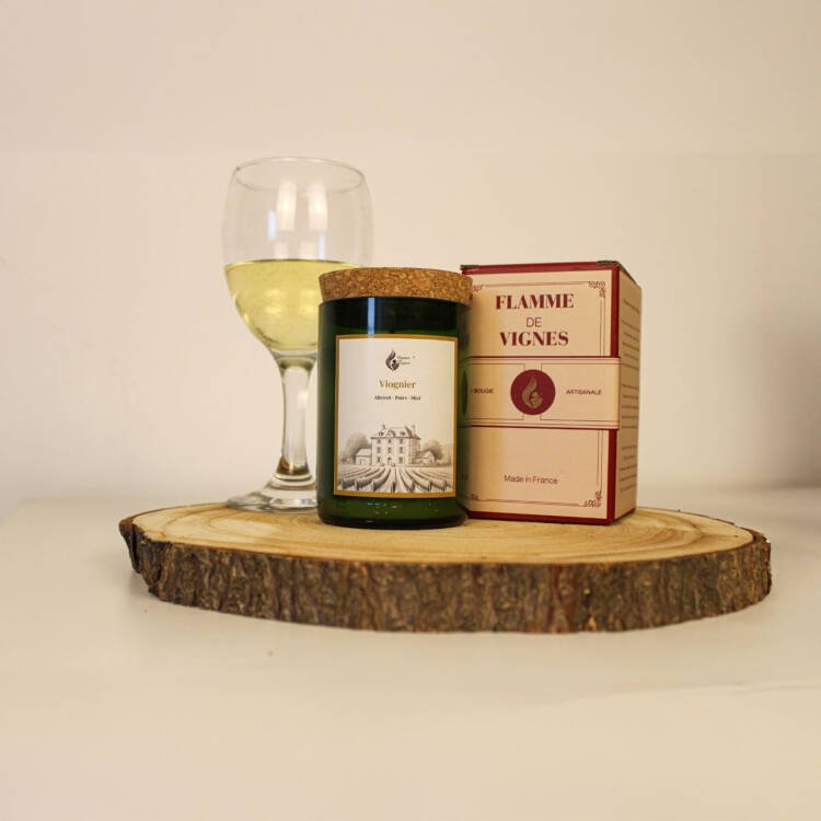 Bougie parfumée dans un verre recyclé, révélant les senteurs du cépage Viognier.