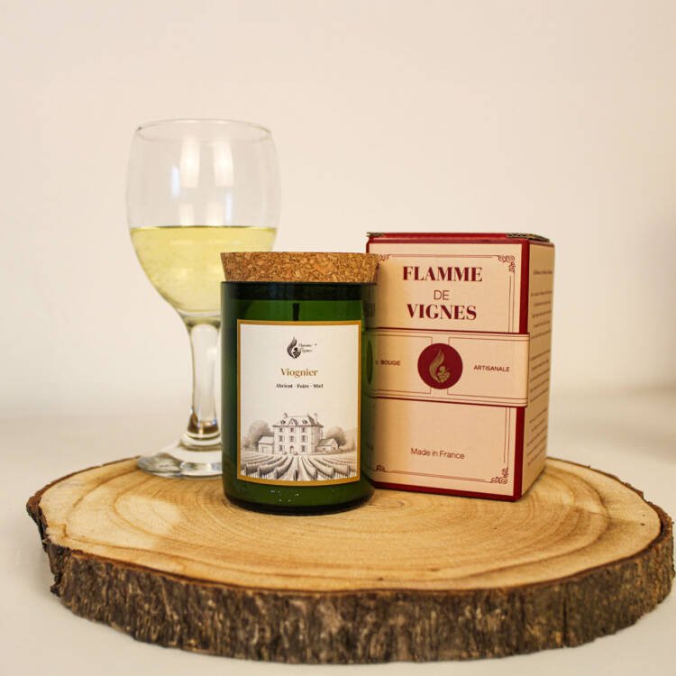 Bougie parfumée naturelle inspirée des arômes fruités et floraux du vin Viognier.