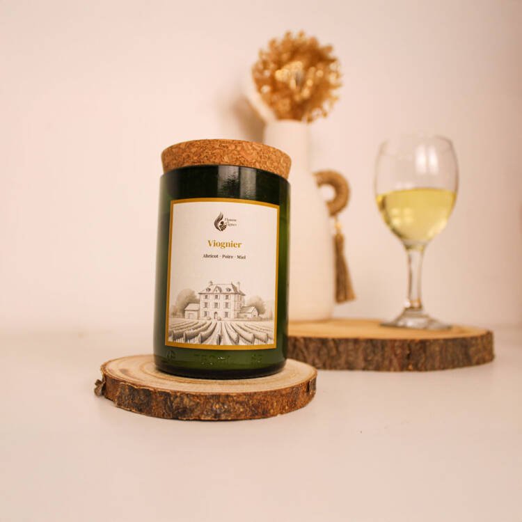Bougie parfumée artisanale à la cire végétale, inspirée des cépages blancs français.