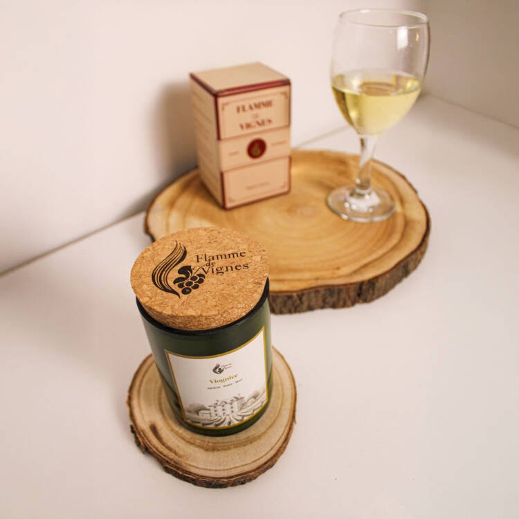 Bougie parfumée artisanale coulée à la main avec des senteurs florales et fruitées inspirées du Viognier.