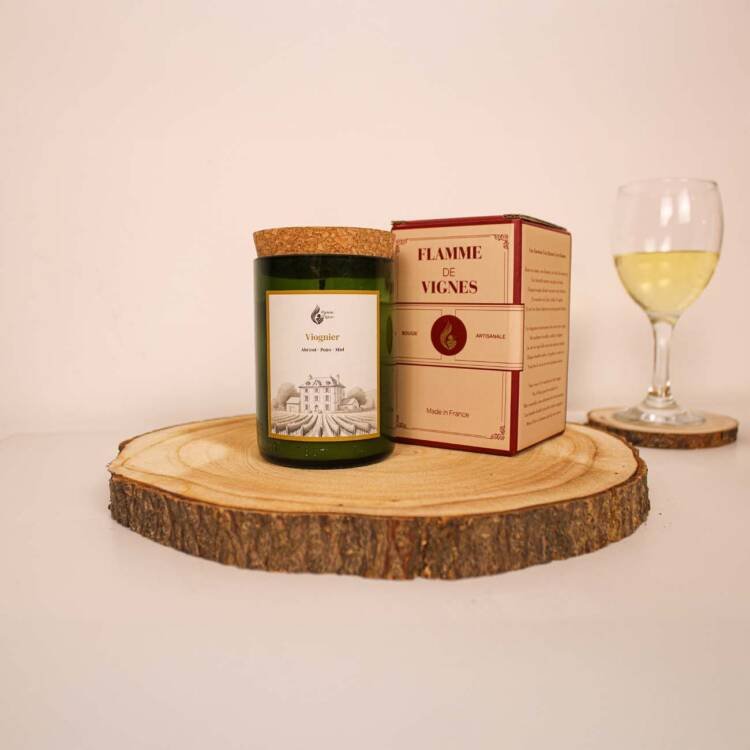Bougie artisanale parfumée fabriquée en France, inspirée du vin Viognier.
