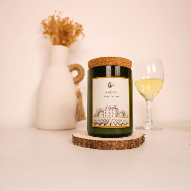 Bougie parfumée artisanale fabriquée à partir d'ingrédients naturels et inspirée des vins blancs français.