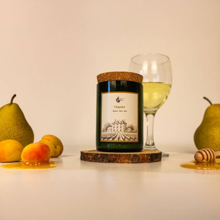 Bougie parfumée artisanale dans un verre recyclé, inspirée des arômes du cépage Viognier.