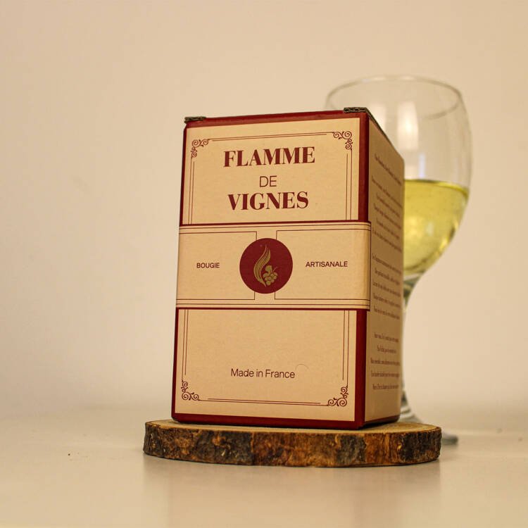 Élégante bougie parfumée naturelle au Chardonnay, mêlant notes fruitées et gourmandes.