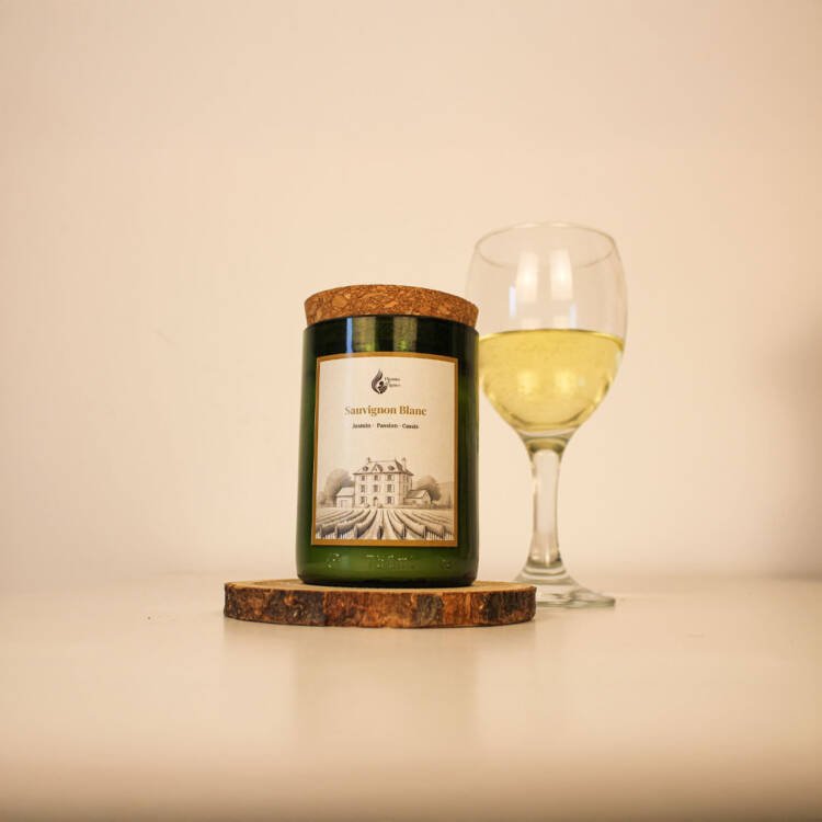 Présentation d'une bougie parfumée haut de gamme avec un bouchon en liège pour une touche authentique.