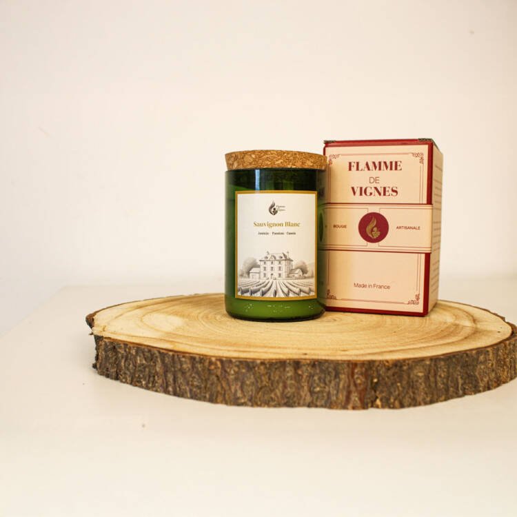 Bougie parfumée aux notes de pamplemousse et raisin blanc pour une atmosphère rafraîchissante.