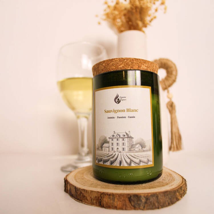 Bougie parfumée inspirée du Sauvignon Blanc avec des notes fruitées et florales.