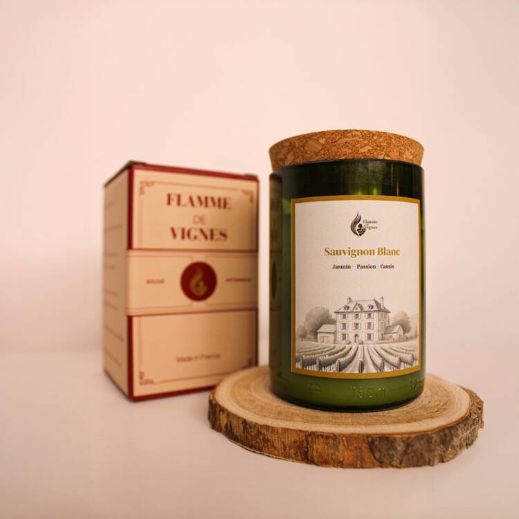 Bougie parfumée aux extraits naturels de citron et cassis, capturant l'essence du Sauvignon Blanc.