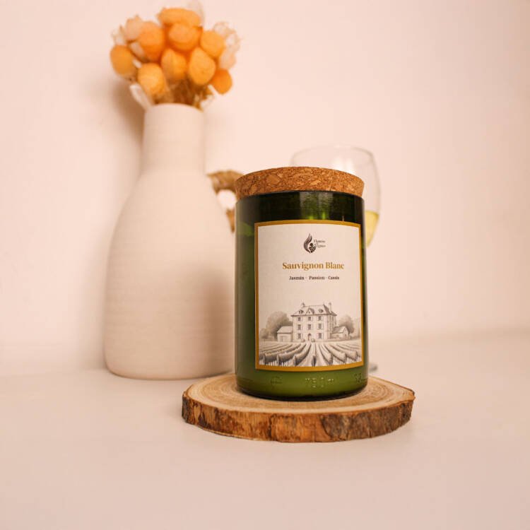 Détail du design épuré de la bougie parfumée Flamme de Vignes en verre recyclé.