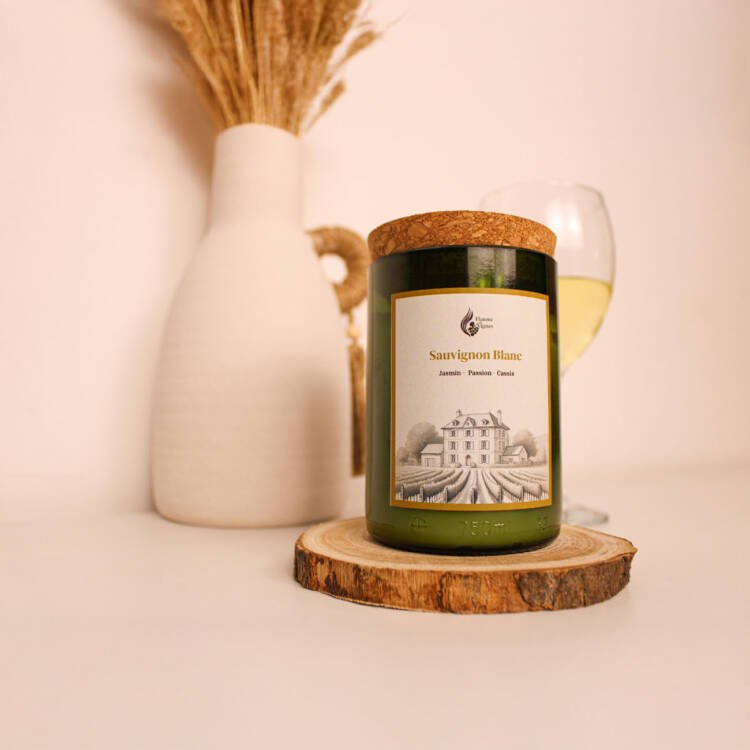 Fabrication française : bougie parfumée artisanale coulée à la main avec des parfums de Grasse.