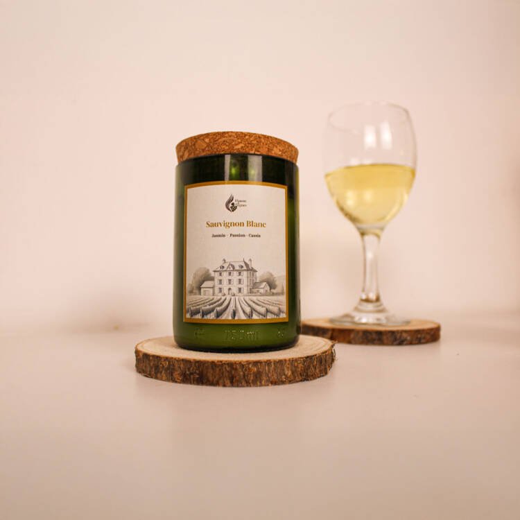 Ambiance chaleureuse créée par la lueur d'une bougie parfumée aux arômes de fruits exotiques.