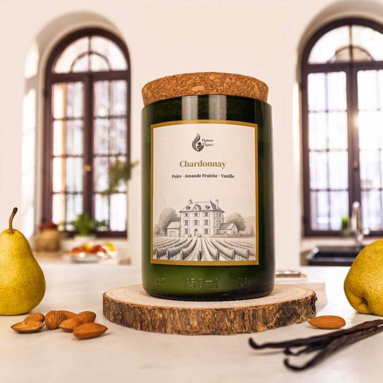 Bougie parfumée artisanale aux senteurs fruitées du Chardonnay, idéale pour une atmosphère apaisante.