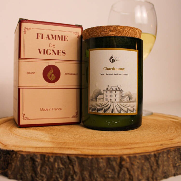 Bougie parfumée artisanale dans un écrin de verre issu de bouteilles de vin recyclées.