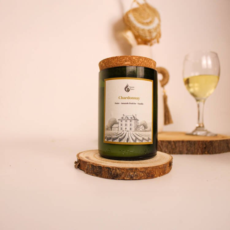 Bougie parfumée artisanale au Chardonnay, évoquant les saveurs fruitées du cépage blanc.