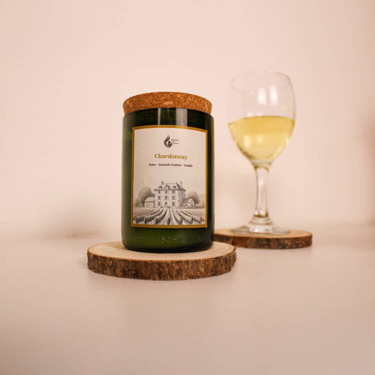 Bougie parfumée fabriquée en France, aux notes délicates de citron, poire et amande.