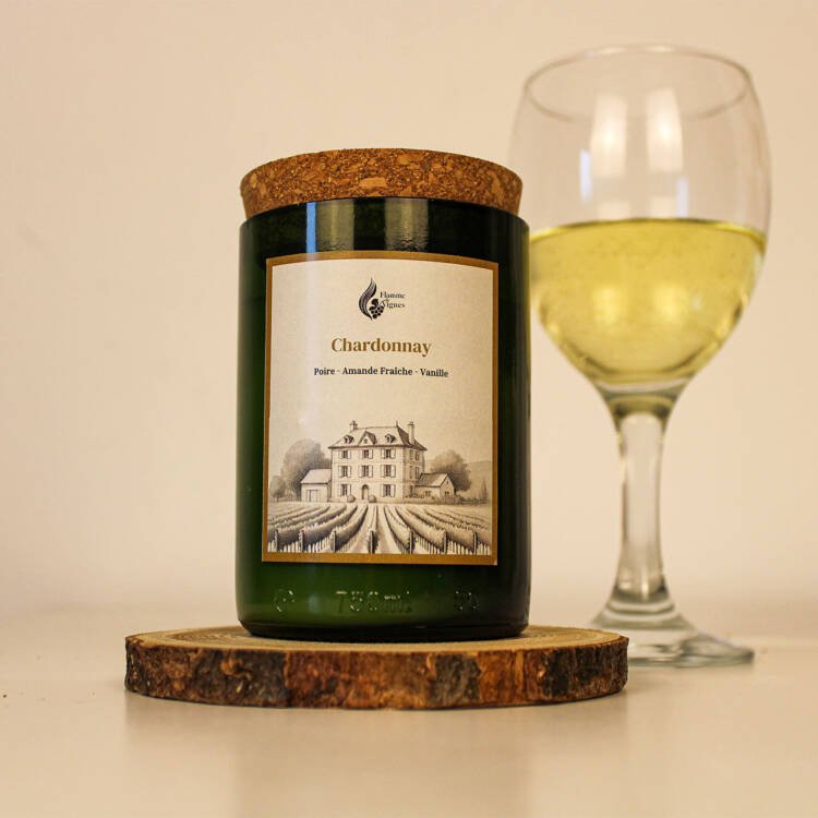 Bougie parfumée dans un verre recyclé, rappelant la noblesse et l’élégance du vin blanc.