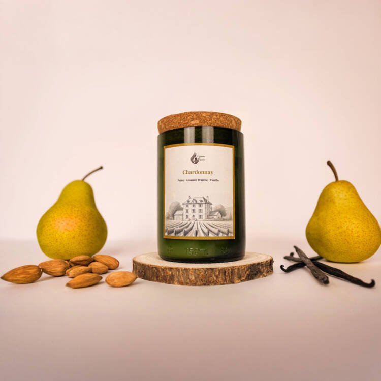 Bougie parfumée Chardonnay artisanale dans un verre recyclé, inspirée des vignobles français.