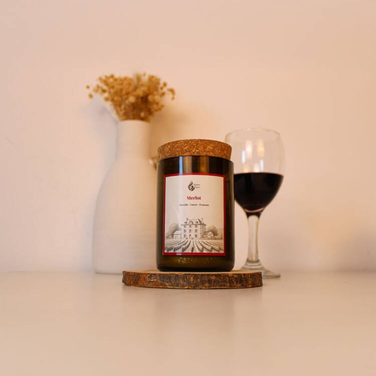 Gros plan sur la cire végétale de la bougie parfumée vin Merlot, une fusion d’arômes profonds et fruités.