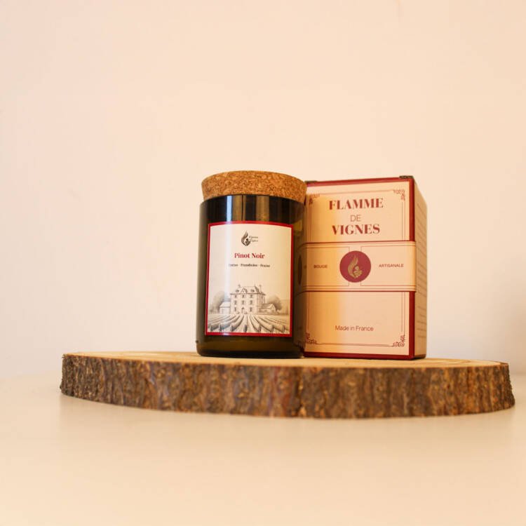Verre recyclé contenant une bougie parfumée artisanale évoquant la richesse du vin rouge.