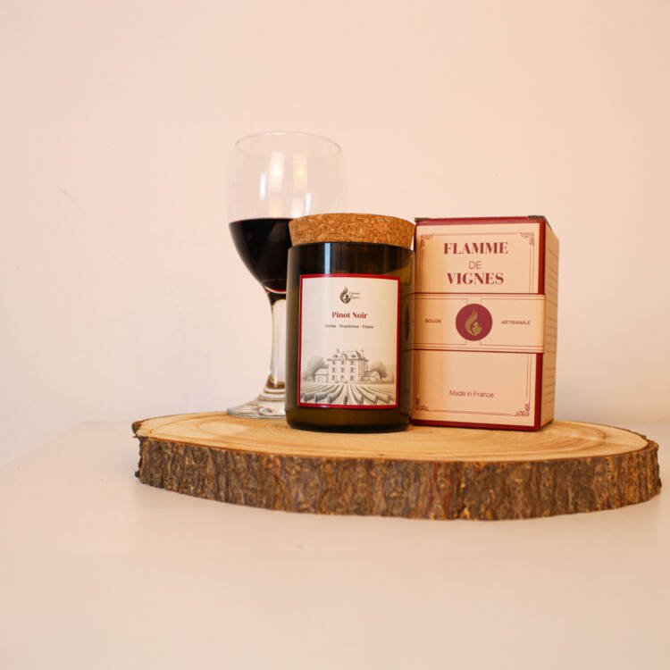 Bougie parfumée artisanale fabriquée en France, capturant l’essence du cépage Pinot Noir.