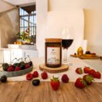 Bougie parfumée inspirée du vin Pinot Noir, aux arômes profonds de fruits rouges et d’épices.