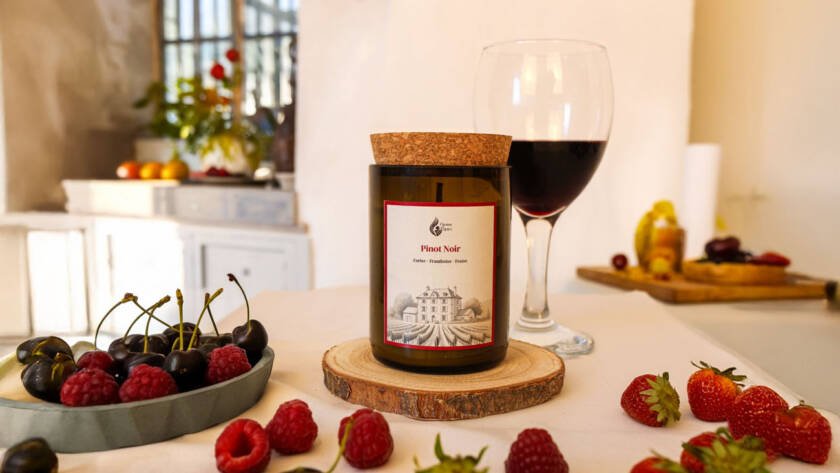 Bougie parfumée inspirée du vin Pinot Noir, aux arômes profonds de fruits rouges et d’épices.