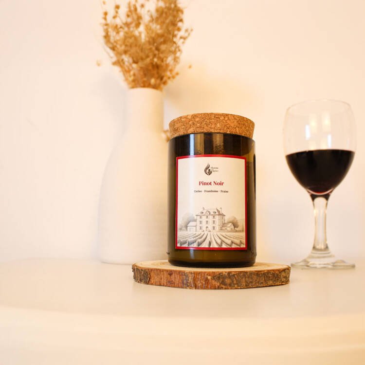 Gros plan sur la mèche en coton de la bougie naturelle parfumée aux notes fruitées du Pinot Noir.