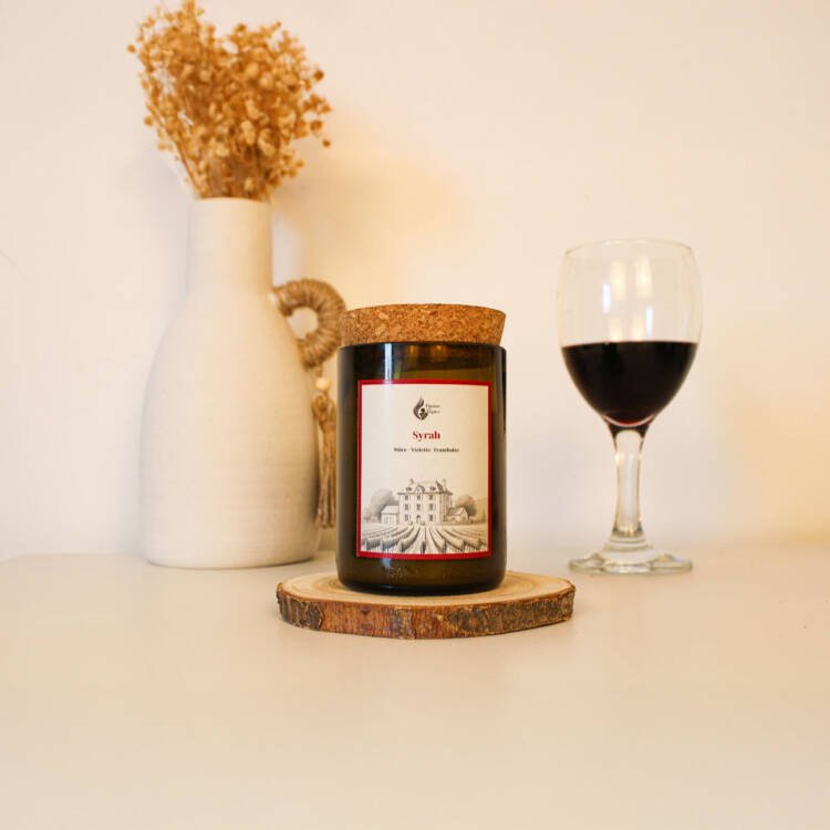 Plongez dans l’univers du Syrah avec une bougie parfumée artisanale qui recrée l’ambiance des vignobles.