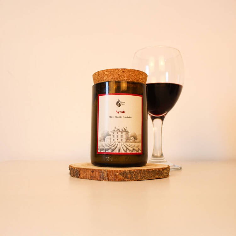Bougie parfumée aux arômes authentiques du vin Syrah, conçue pour les amateurs de raffinement.