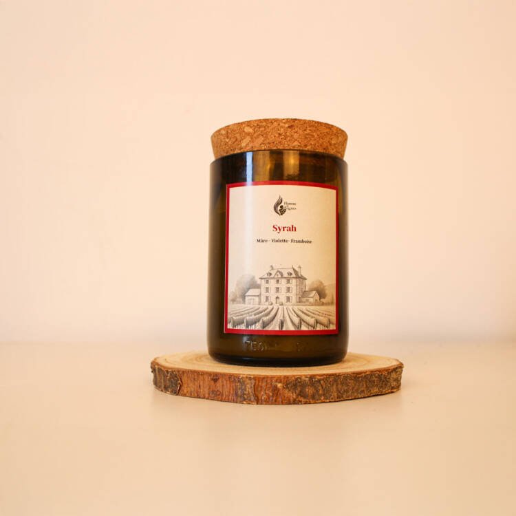 Un instant cocooning avec la bougie parfumée Syrah et son parfum intense de fruits noirs.