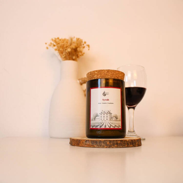Ambiance chaleureuse avec notre bougie parfumée artisanale aux senteurs boisées du cépage Syrah.