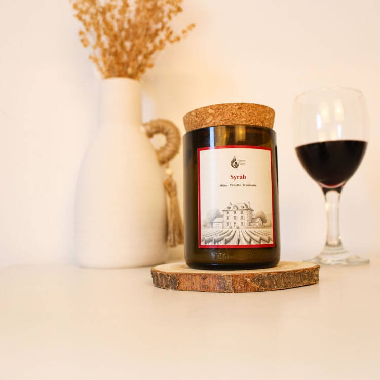 Évadez-vous avec les notes profondes et veloutées de la bougie parfumée Syrah.