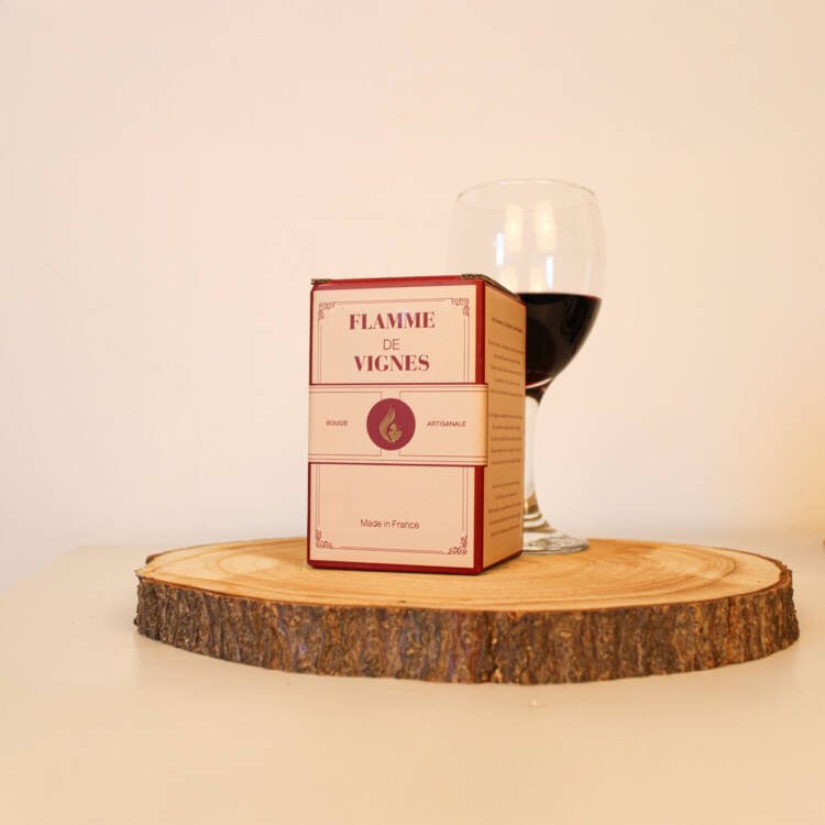 Bougie parfumée artisanale inspirée du Syrah, fusion parfaite entre tradition et élégance olfactive.