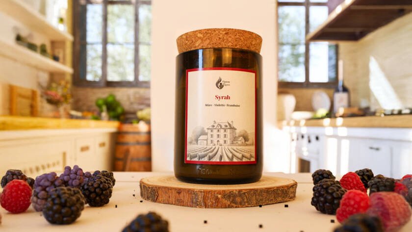 Bougie parfumée Syrah aux arômes riches et épicés, inspirée des cépages français.